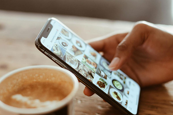 Social media in a cafe